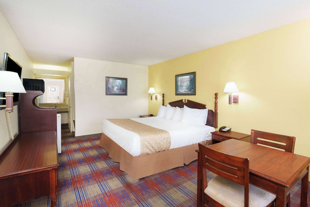 Room, 1 King Bed, Accessible, Non Smoking (Mobility Accessible) photo 1