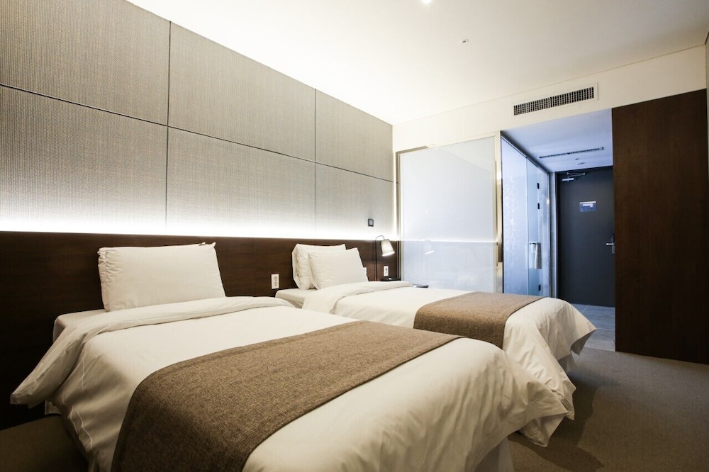 Deluxe Triple Room, City View