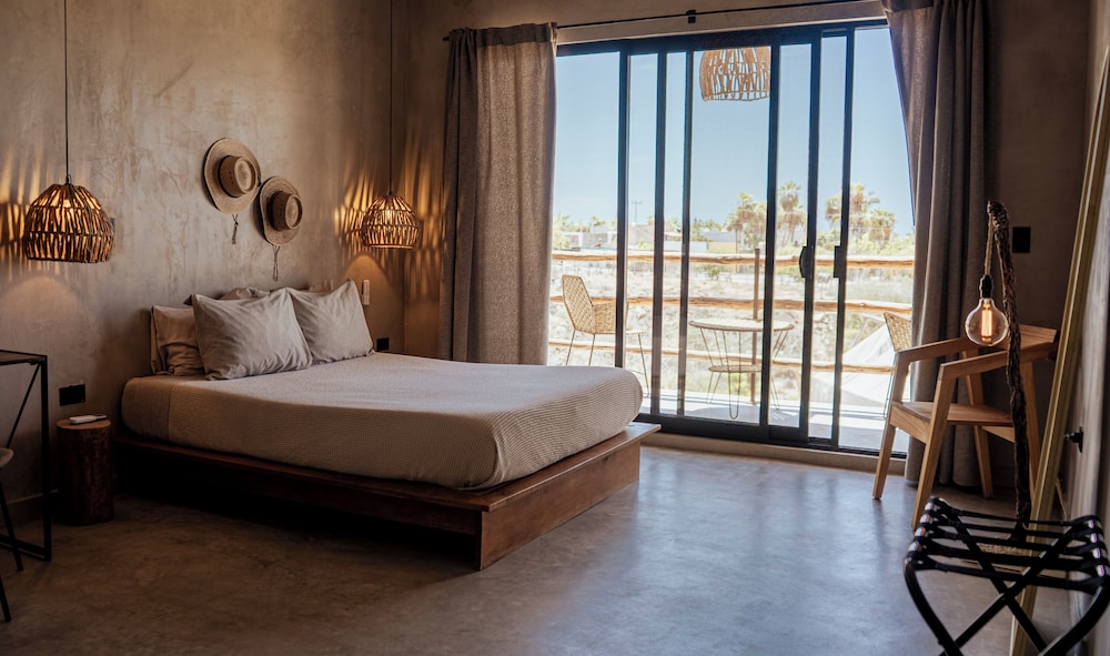 Deluxe Room, 1 Queen Bed, Ocean View photo 1