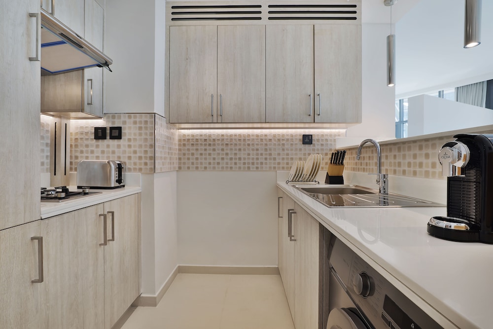 Superior Studio with Balcony, Beach & Rooftop Infinity Pool Access, Shuttle to Mall Of Emirates photo 2