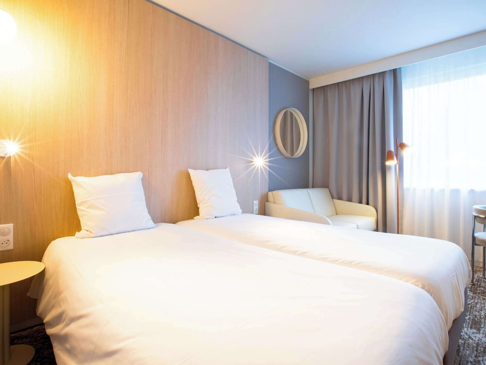 Standard room with 2 single beds and 1 sofa - Photo 5