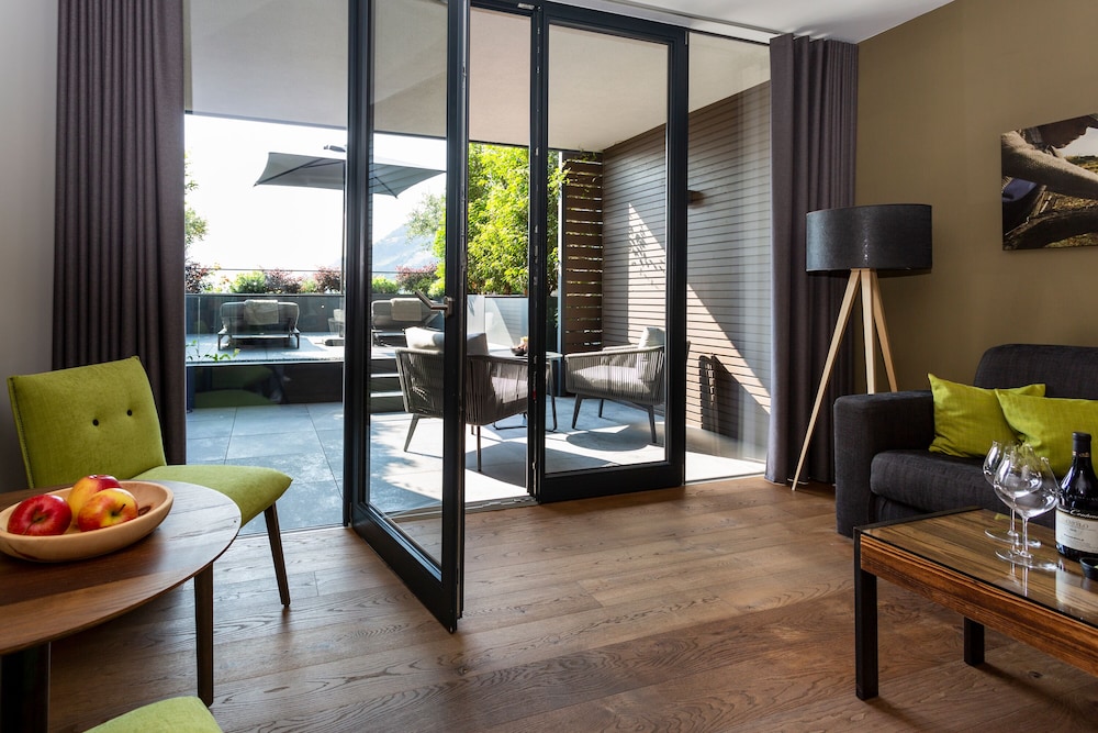 Comfort Suite, 1 King Bed, Patio, Garden View