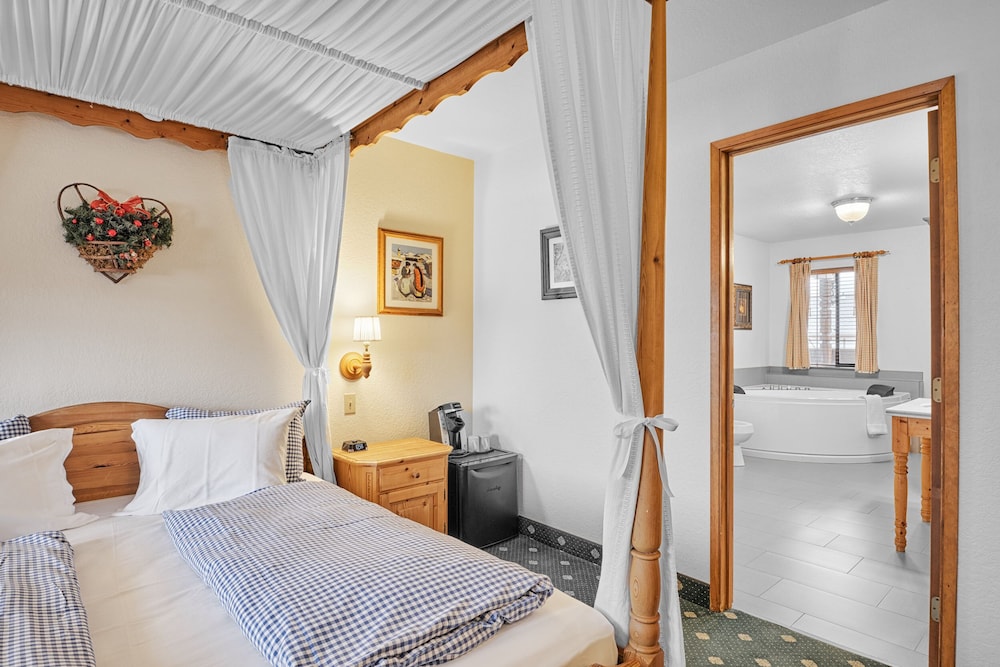Honeymoon Suite, 1 King Bed photo 3