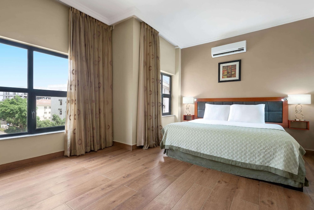 Standard Suite, 1 King Bed - Photo 3