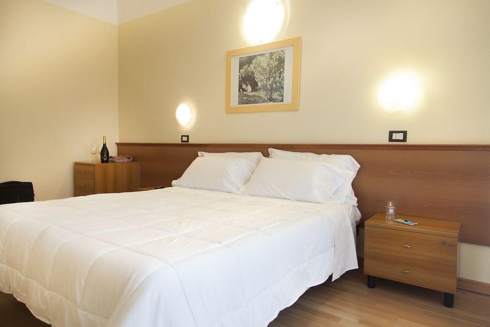 Standard Double or Twin Room, Ensuite photo 3