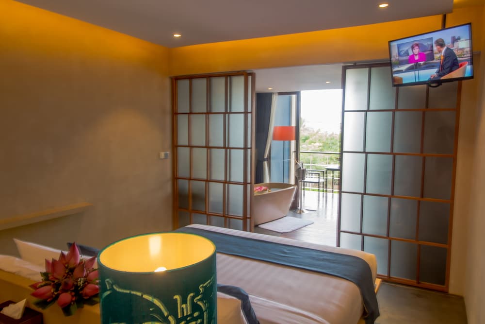 Premier Deluxe King Bed Room photo 2