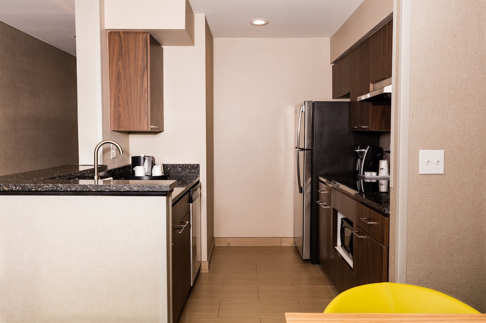 Suite, 2 Bedrooms - Photo 3