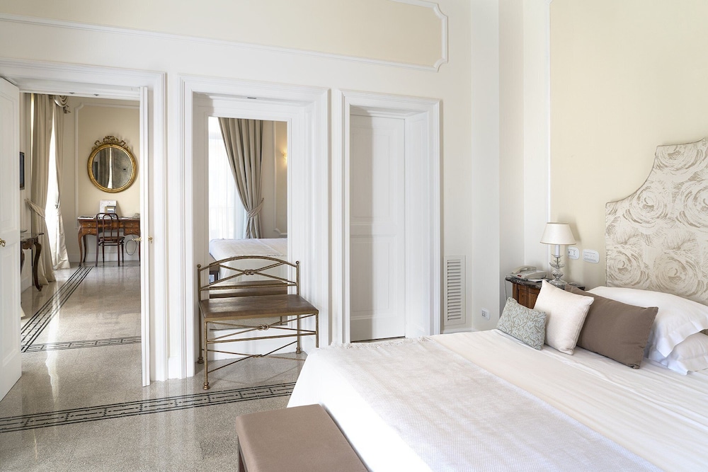 Junior Suite (Superior, Side Sea View) - Photo 5