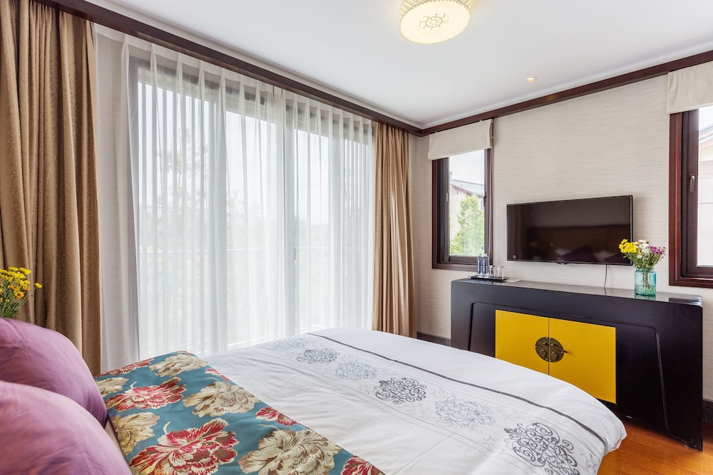Family Room, 2 Bedrooms photo 2