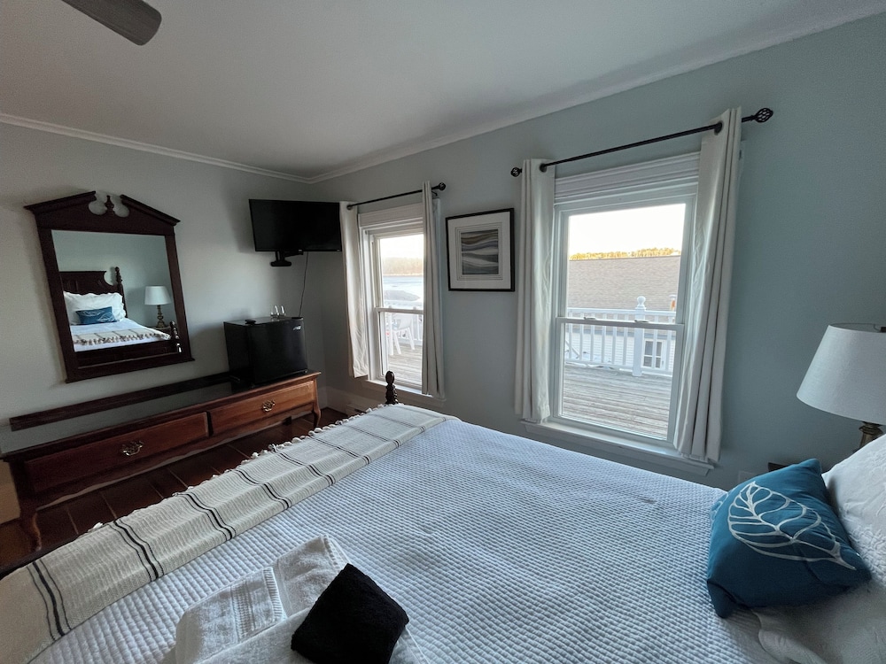 Traditional Room, 1 Queen Bed, Partial Ocean View, Beachside photo 2