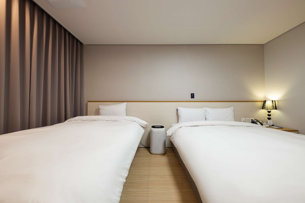 Standard Room, Multiple Beds, Non Smoking, Refrigerator & Microwave - Photo 4