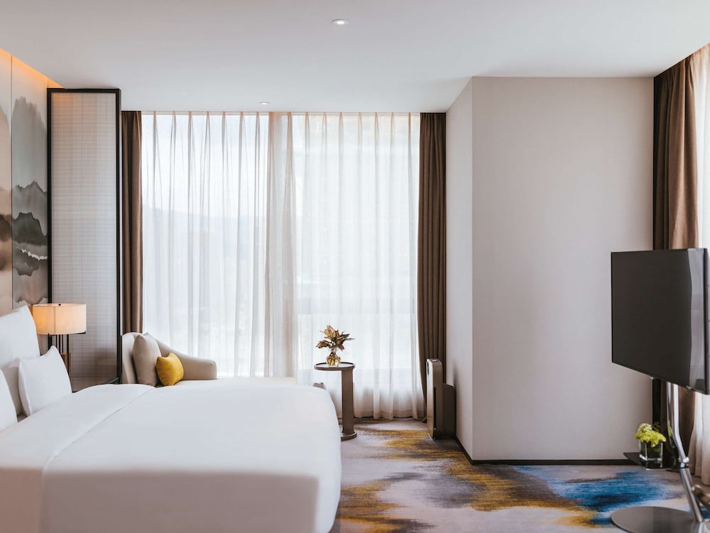 Superior Room, 1 King Bed, Club Lounge Access (Superior)