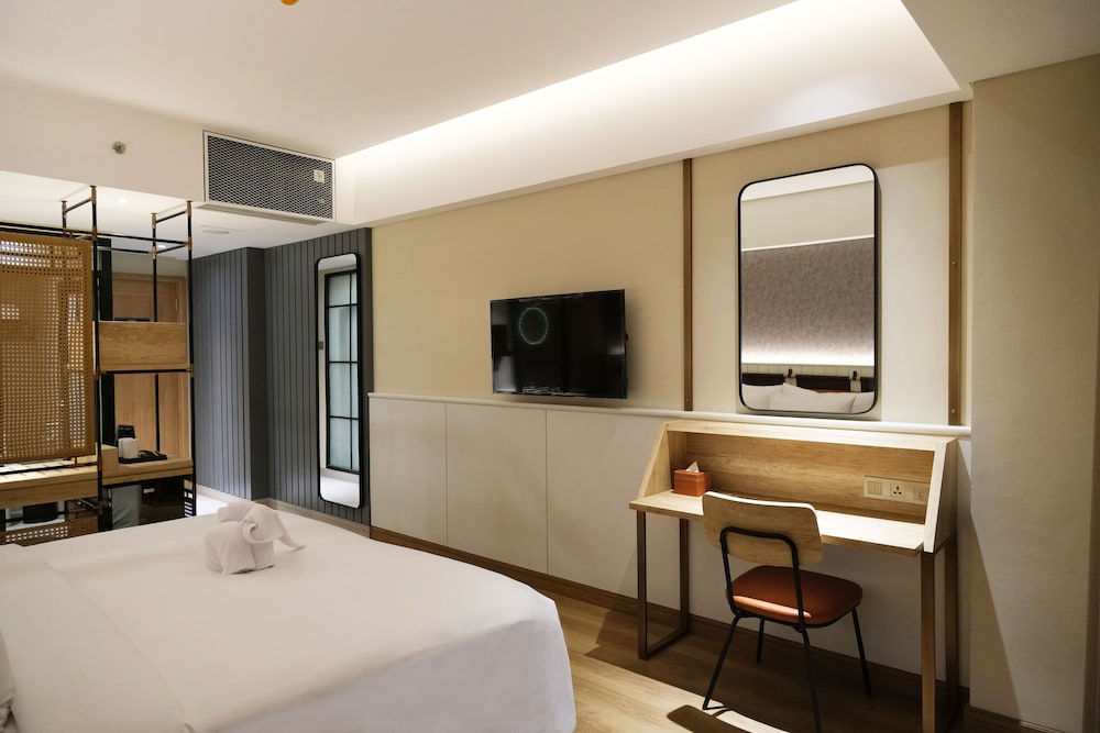 Premier Double Room (Room Only) - Photo 7