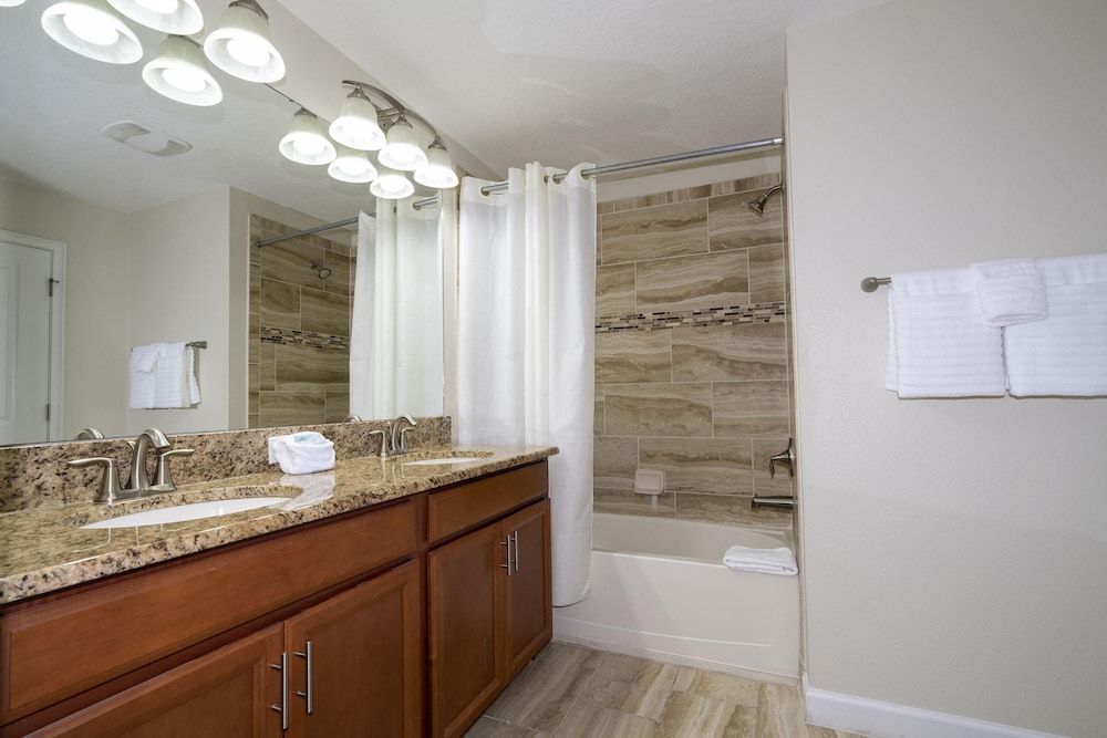 Beautiful 4BR 3BA Home w Pool at Storey Lake, Foto 25