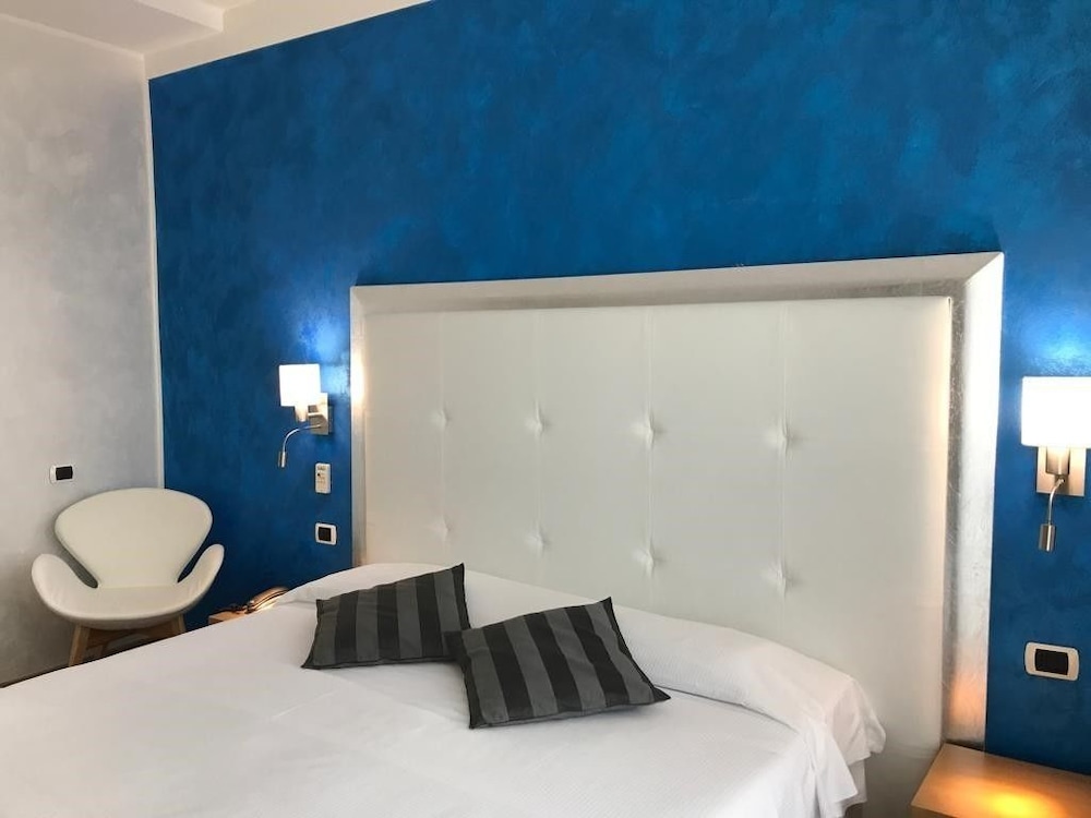 Twin Room - Photo 2