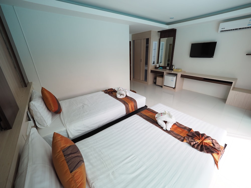 Superior Pool View Twin Bed photo 3