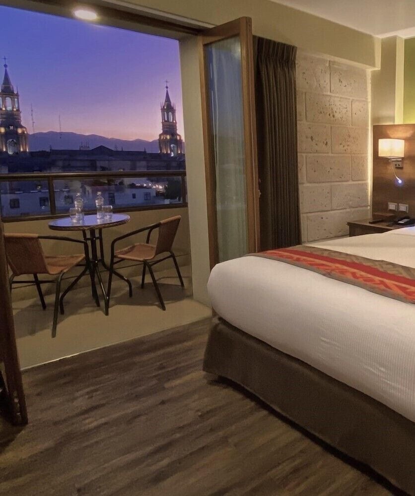 Deluxe Room, 1 King Bed, Balcony, City View photo 3