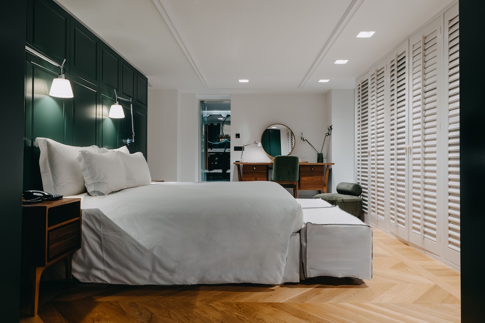 Suite - Photo 1