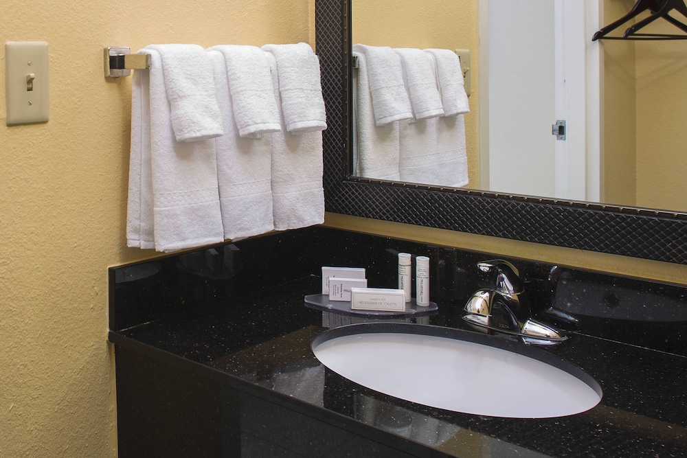 Room, 2 Queen Beds (Mobility Accessible, Tub) photo 3