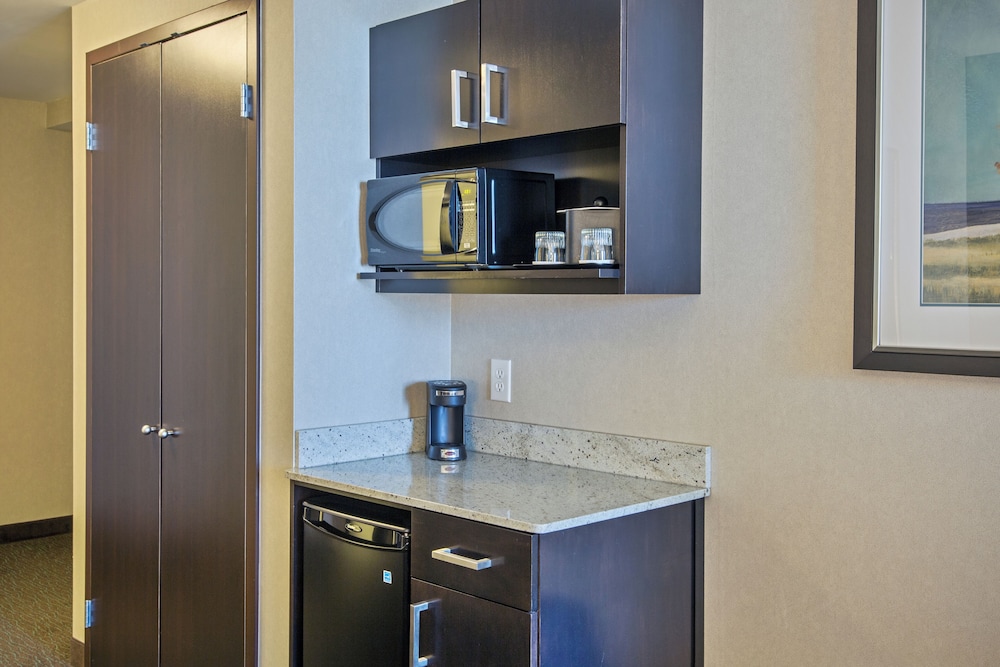 Family Suite, 2 Queen Beds - Photo 3