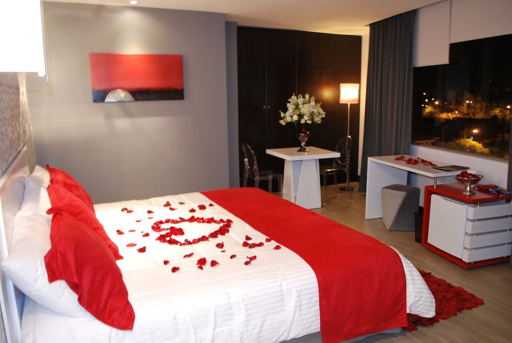 Suite, 1 King Bed, Hot Tub, City View photo 2
