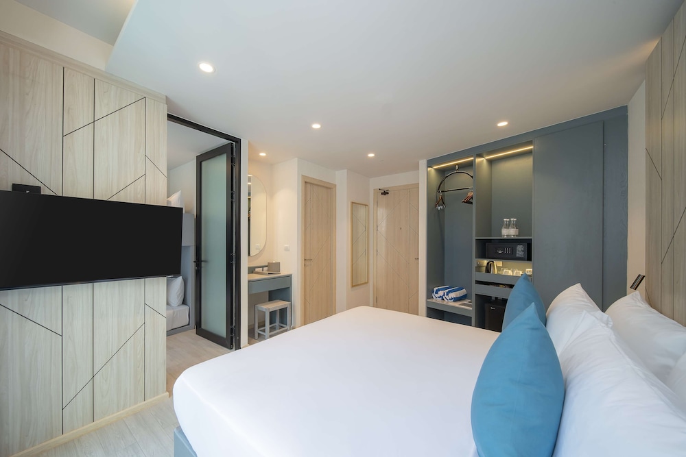 Family Suite (1 Double, 1 Bunk Bed) - Photo 3