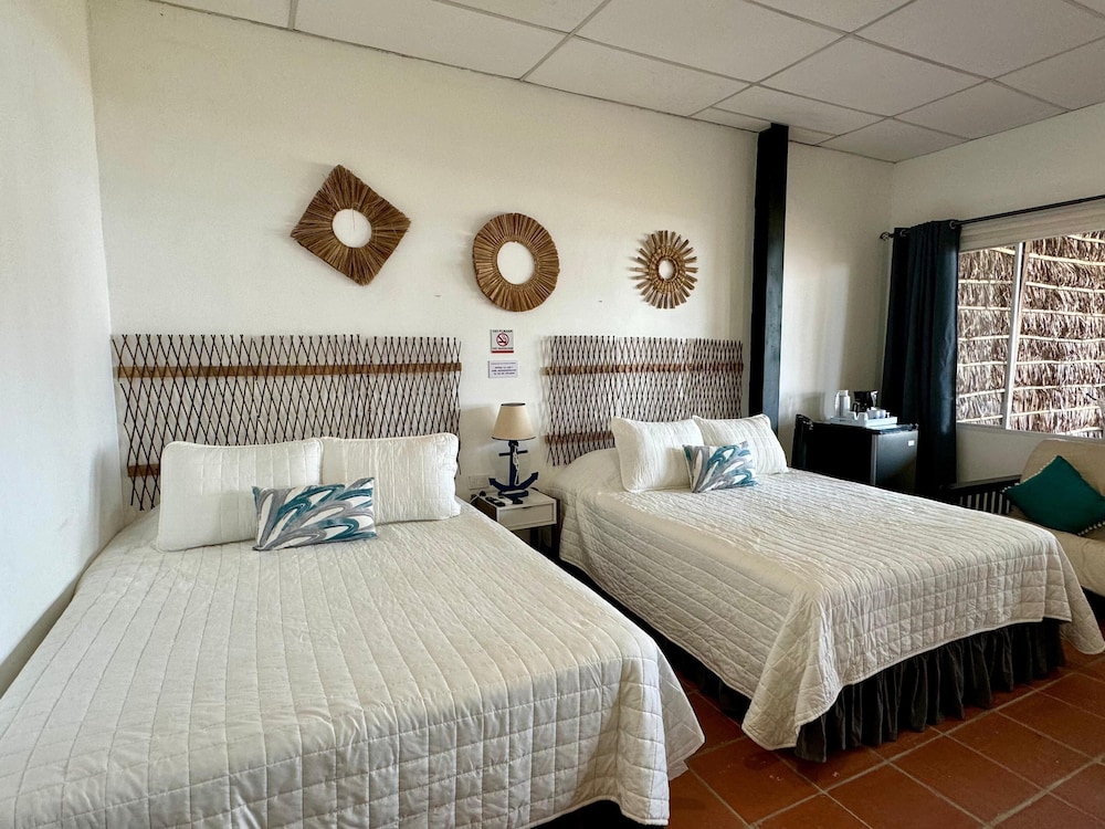 Family Double Room, Multiple Beds, Private Bathroom, Beach View photo 3