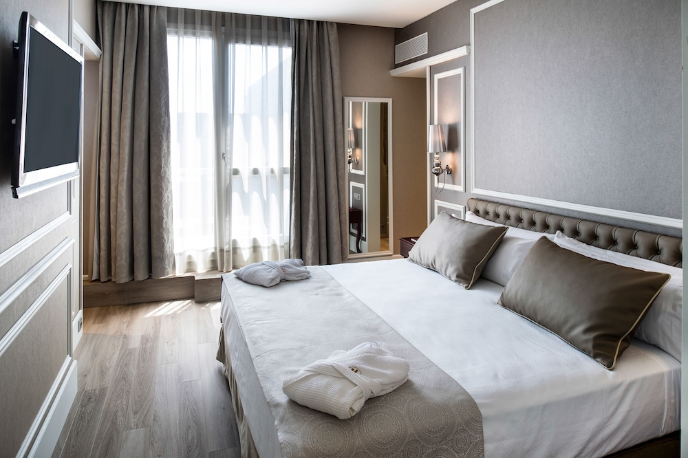 Suite Terrace with Swimming Pool, single Use photo 2