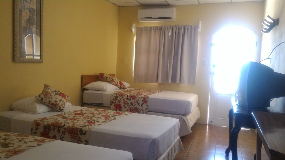 Standard Triple Room, 3 Twin Beds photo 3