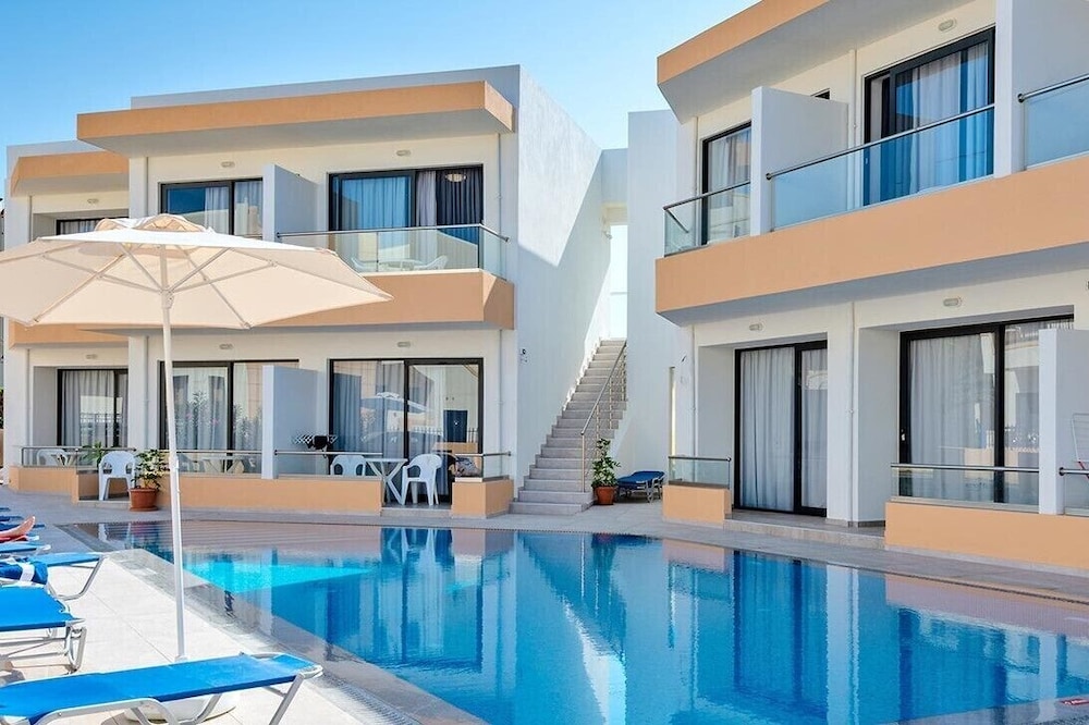 Double Room Pool Front Sharing Pool