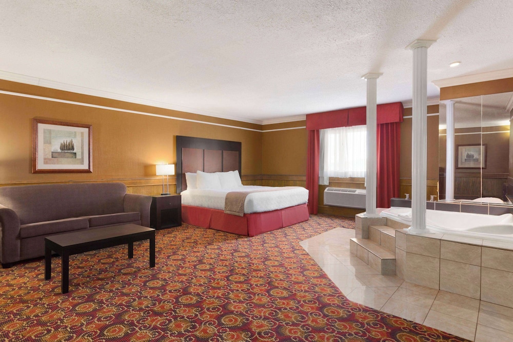 Suite, 1 King Bed, Non Smoking, Refrigerator & Microwave photo 1