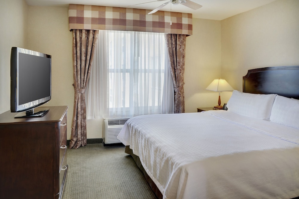 Suite, 1 Bedroom, Non Smoking (1 King Bed and Pullout Sofa Bed) - Photo 2