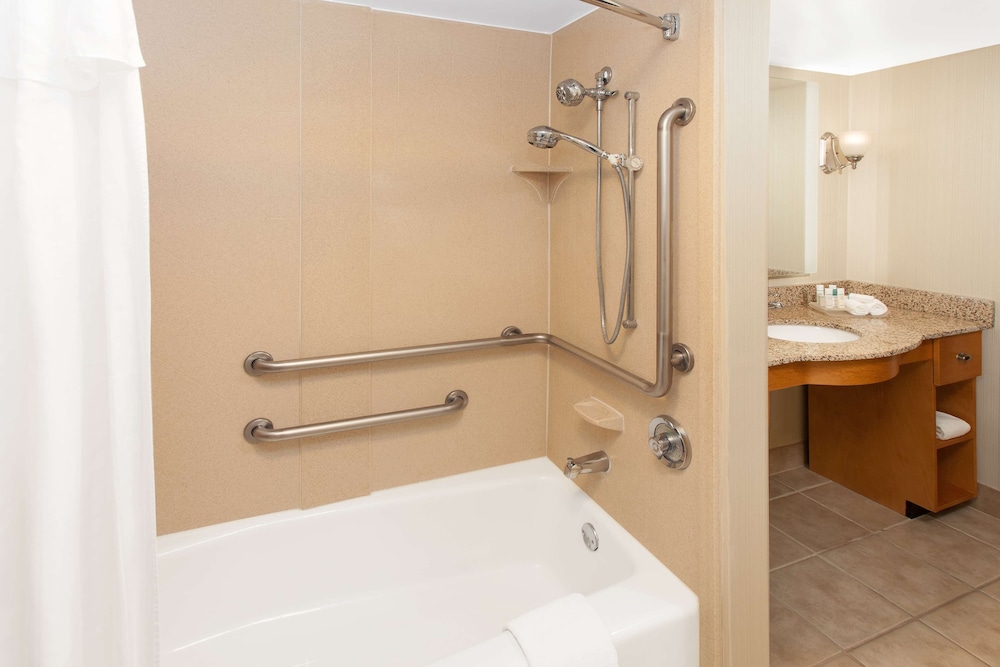 Suite, 1 Queen Bed, Accessible, Bathtub photo 3