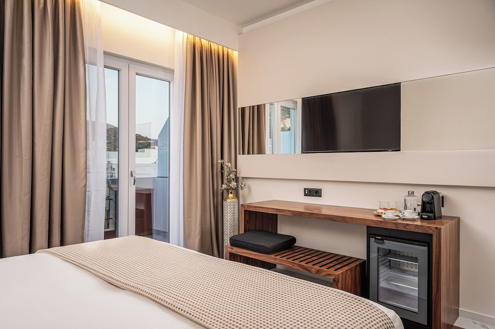 Deluxe Double or Twin Room with Side Sea View photo 3