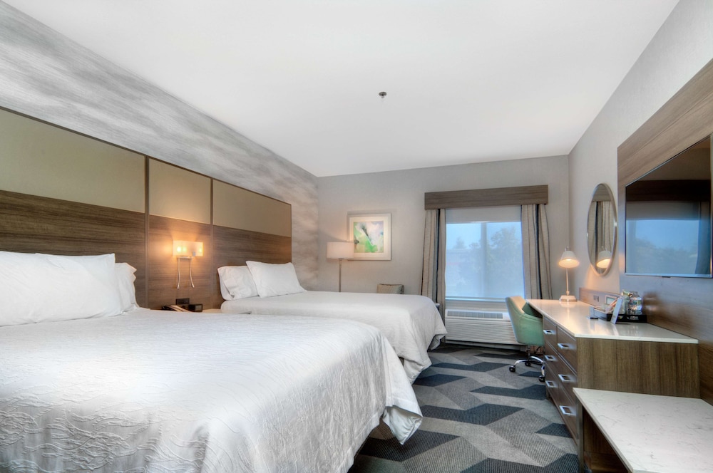 Room, 2 Queen Beds, Accessible (Roll-In Shower) - Photo 4