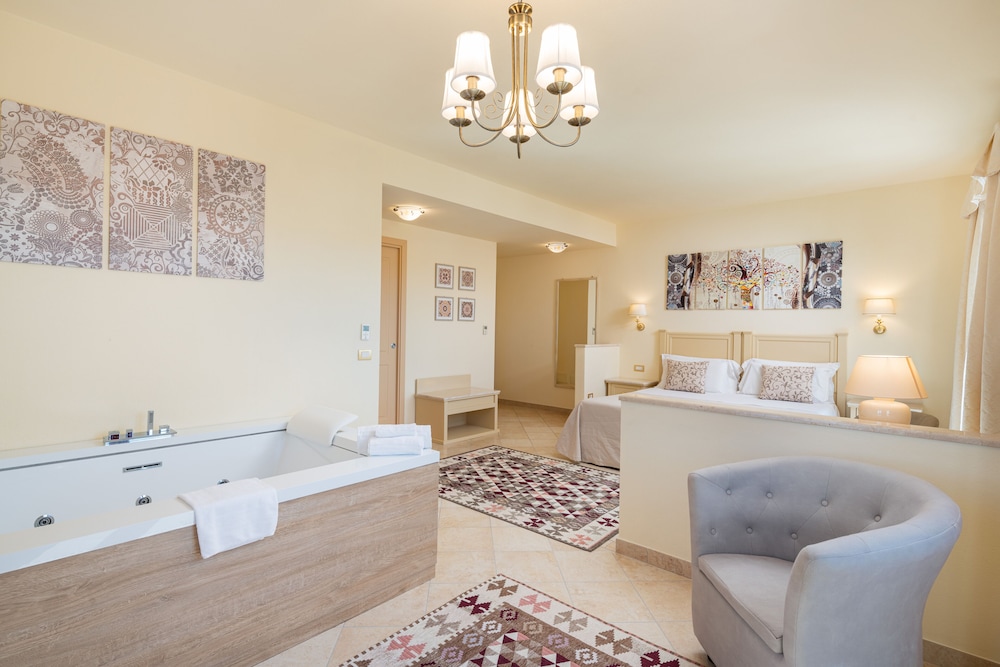 Suite, 1 King Bed, Hot Tub, City View