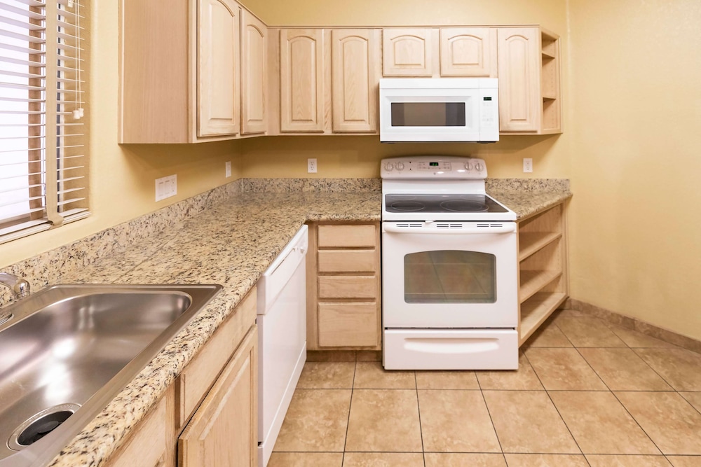 2 Bedroom 1 King 1 Queen Suite W/ Sofabed