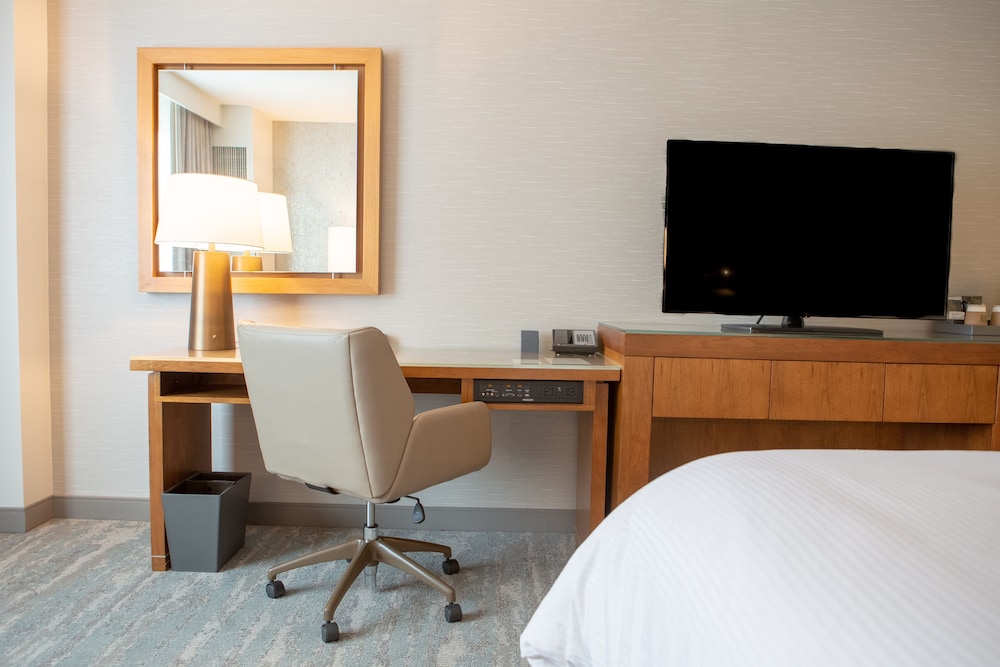 Traditional Room, 2 Queen Beds (Mobility/Hearing Access, Roll-In Shwr) - Photo 7