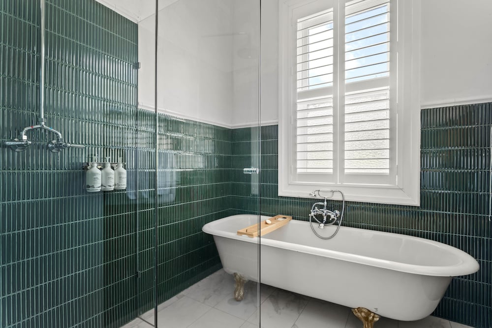 Deluxe Suite, Bathtub photo 2