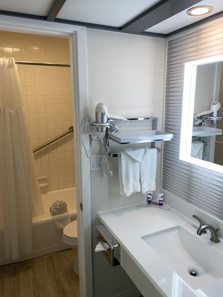 Superior Room, 1 King Bed, Executive Level - Photo 5