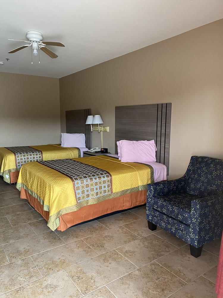 Deluxe Room, 2 Queen Beds, Pool View photo 3