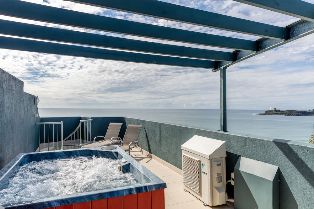2 Bedroom Beachfront with Rooftop Hot Tub photo 3