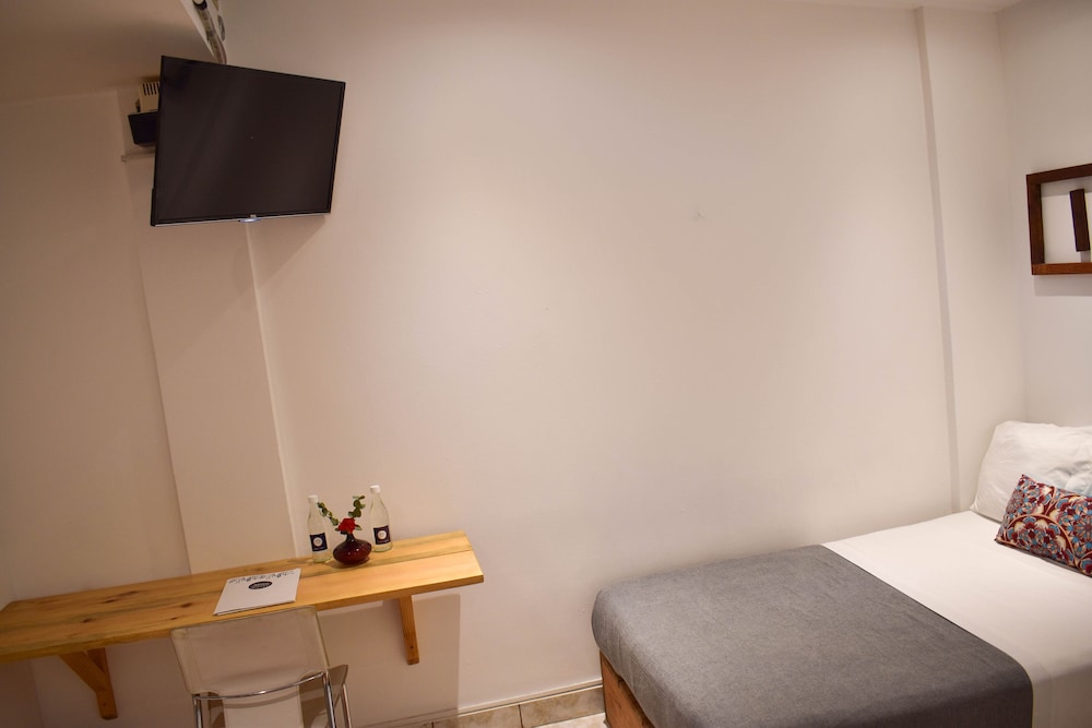 Classic Double Room, Non Smoking, Ensuite (Roja) photo 3