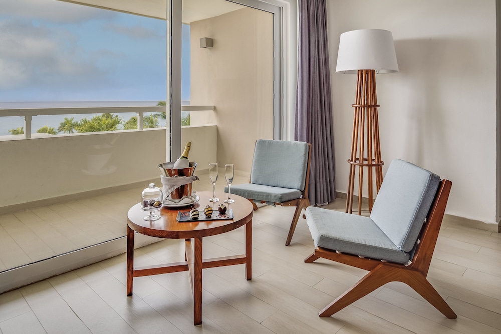 Honeymoon Suite - Photo 6