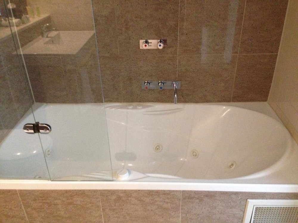 Poolside King Spa - Photo 2