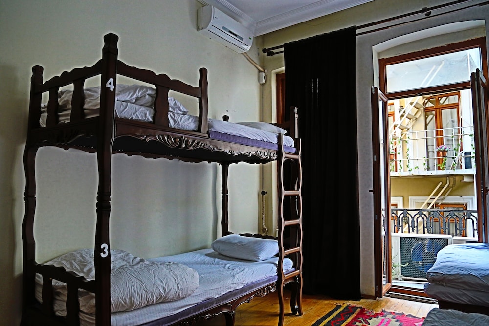 Standard Room, Multiple Beds, Shared Bathroom photo 1