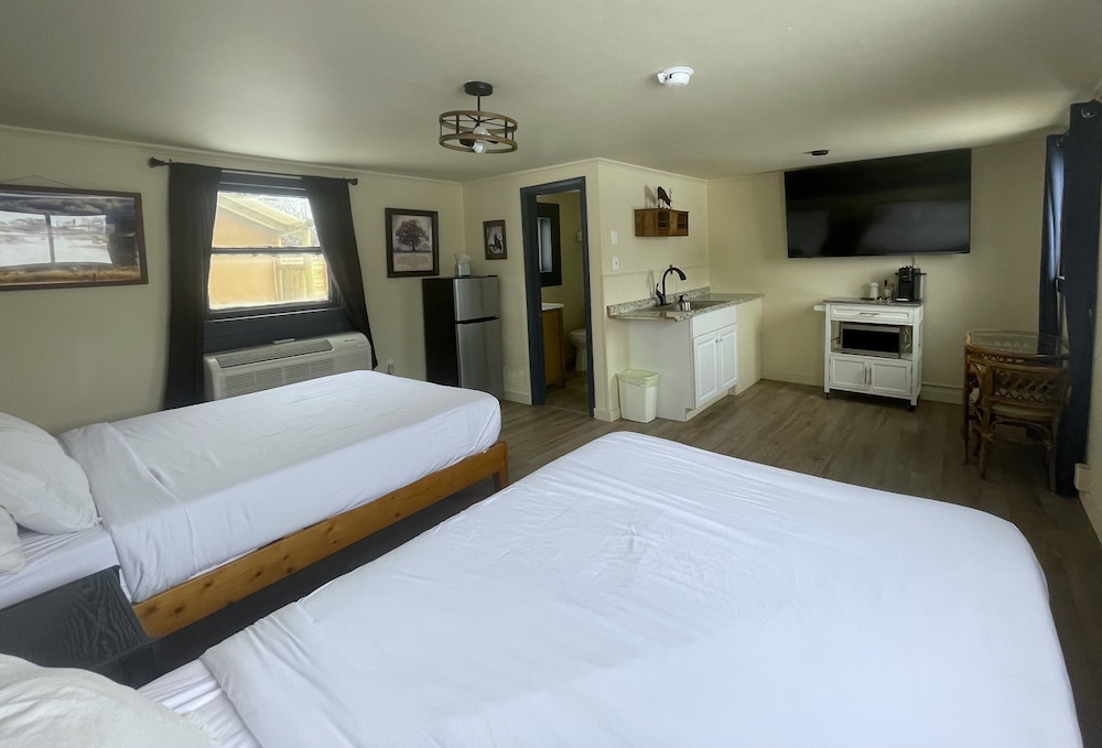 Deluxe Room, 2 Queen Beds, Non Smoking, Kitchenette photo 2