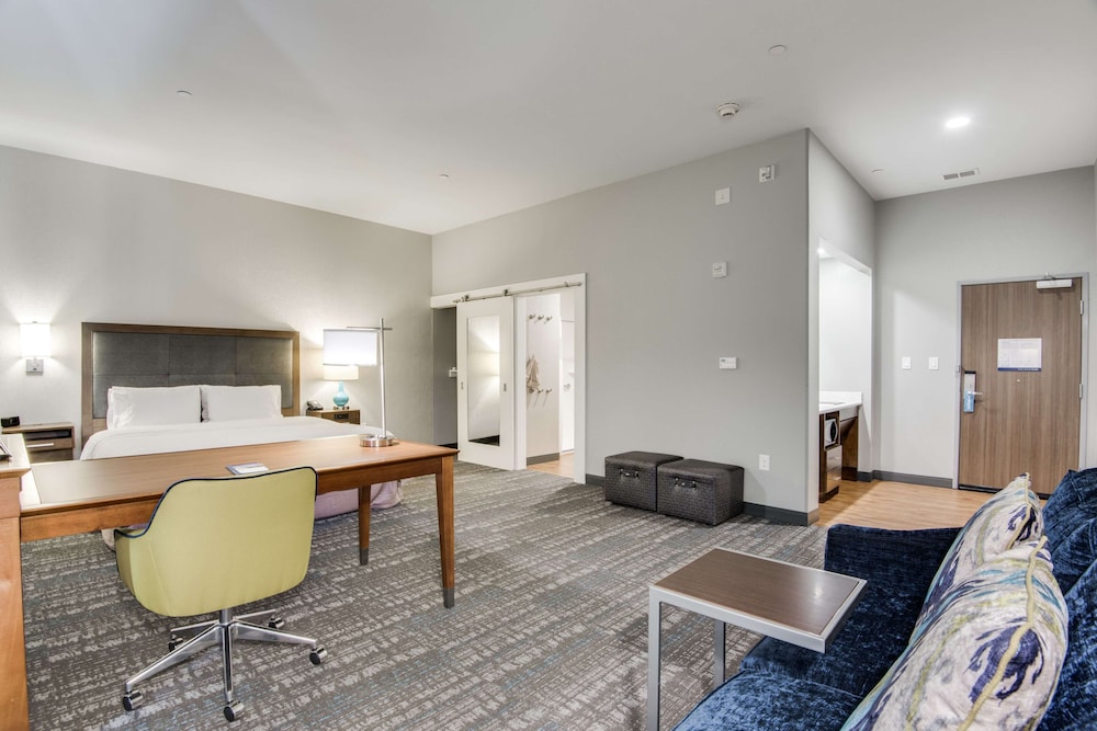 Studio, 1 King Bed, Non Smoking, Kitchenette