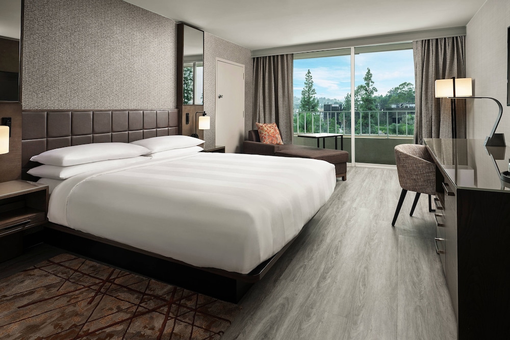 Room, 1 King Bed, Balcony photo 1