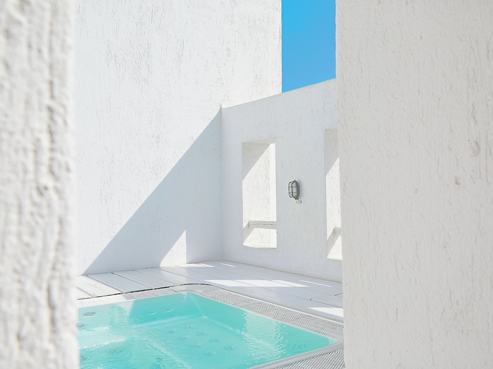 Luxury Bungalow with outdoor Hydro-massage Bathtub - Photo 2
